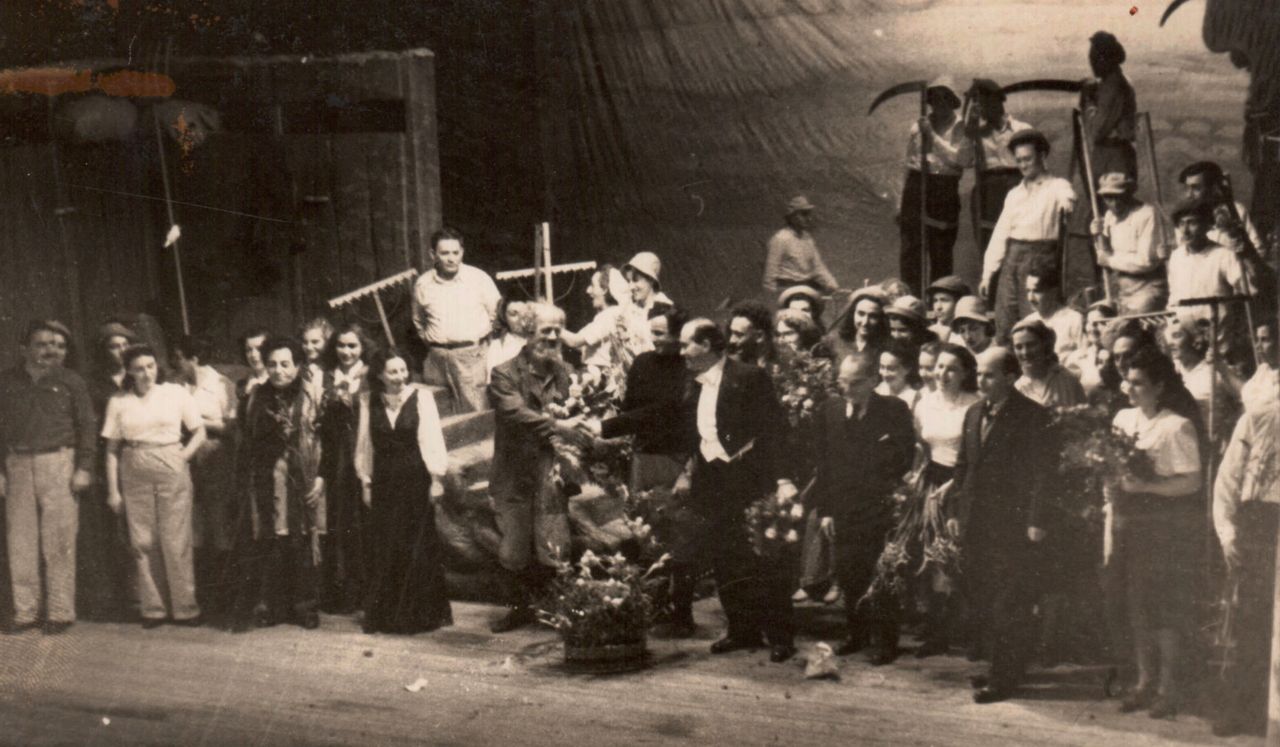 דן השומר, קידה 1945: בקדמת הבמה ש. שלום, מקס ברוד ומרק לברי. תמונה מס' 5 באדיבותה של העמותה למורשת מרק לברי