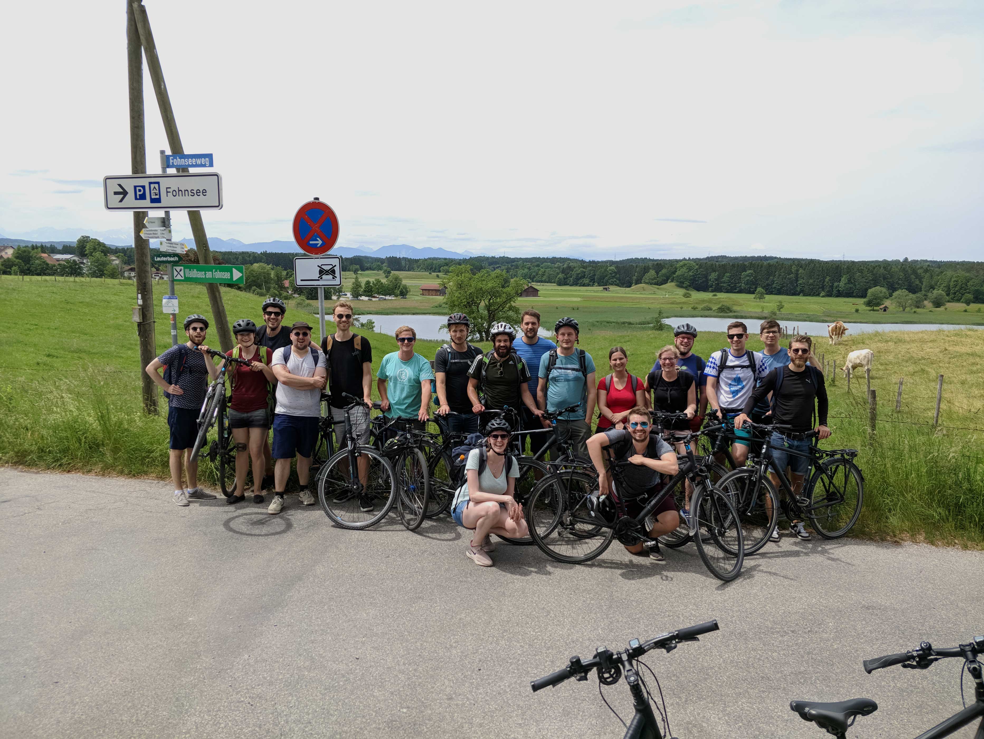 Das Peerigon-Team posiert stolz hinter seinen Fahrrädern vor einem alpinen Hintergrund