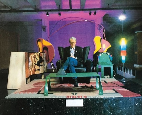 Alessandro Mendini bij zijn ‘black out’ tentoonstelling voor de Triennale di Milano in 1984.  Bron_  Alessandro Mendini Archive.jpg