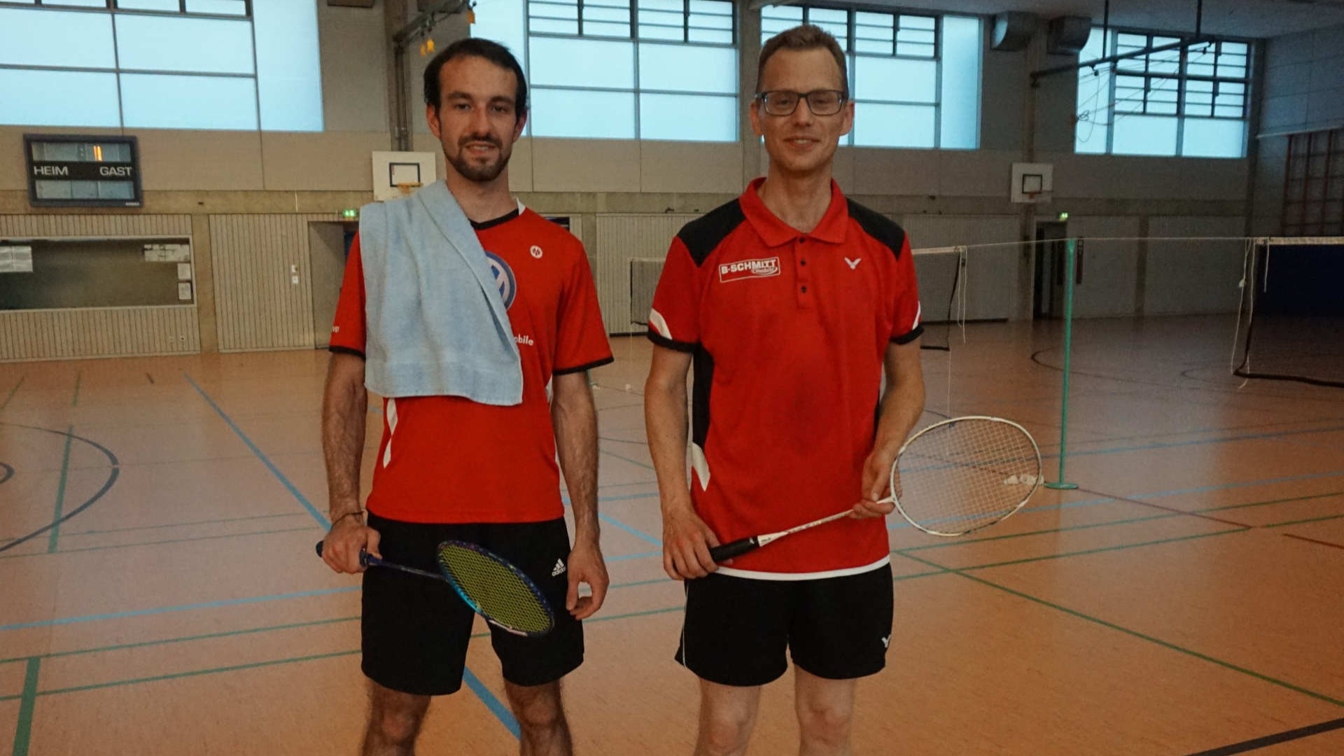 Philipp Georgi und Julian Hofmann in der Sporthalle der Bertha-von-Suttner-Schule