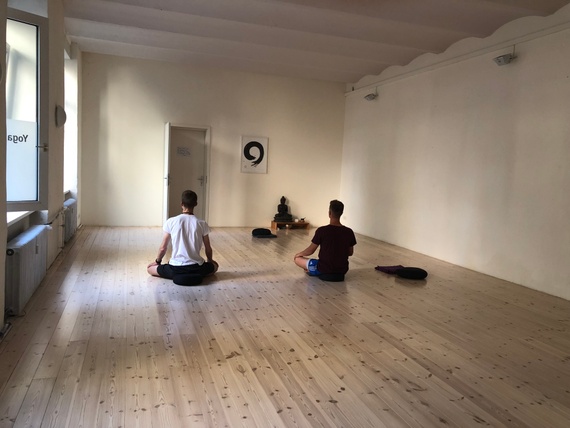 Yogalokalet med Simon til højre, og en anden mandlig yogi til venstre