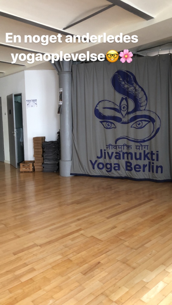 Jivamukti yoga berlin, yogalokale med logo på gardin