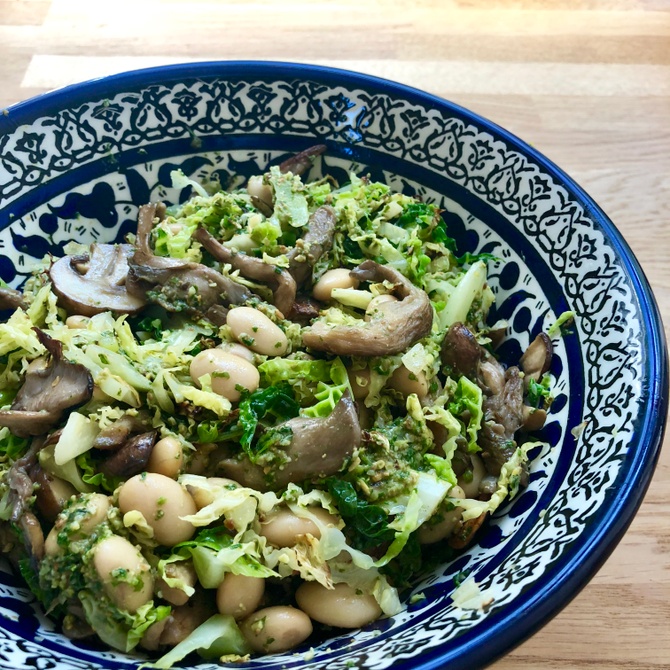 Salat med limabønner, svampe og pesto