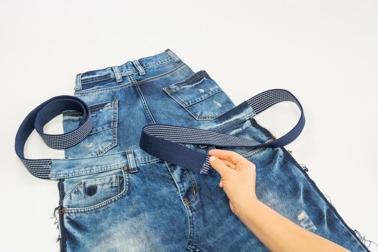 7 Tutorial Jeansschürze Upcycling Gurtband anbringen.jpg