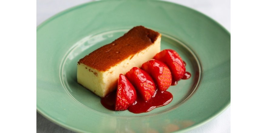 Basque cheesecake, strawberries