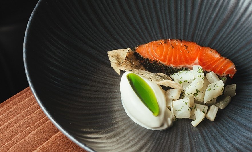 Seaweed-cured trout with crème fraîche, fennel salad and soda bread